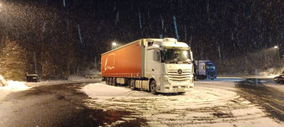 Camião da empresa em estrada com neve